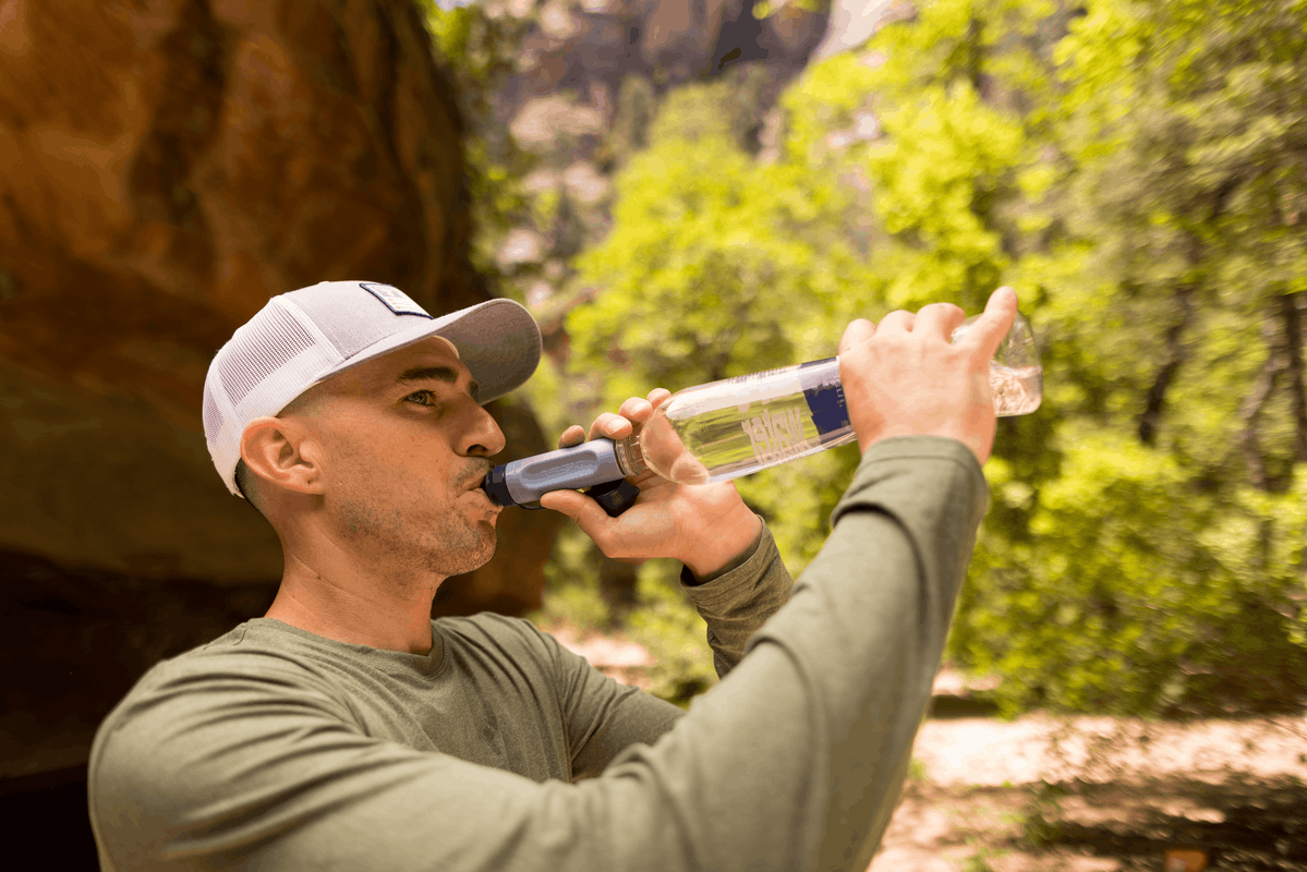 Detail kompaktního filtru LifeStraw Peak Solo v ruce
